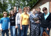 In einem kleinen Ort in Niedersachsen lebt die Patchworkfamilie von Doris (44) und Ralf (48). Insgesamt haben sie sieben Kinder, drei leben noch bei ihnen. Dennoch ist auf dem Bauernhof des Ehepaars immer etwas los, denn die anderen Kinder besuchen regelmäßig den Hof der Familie, auf dem auch ein Pferd und zwei Hunde zuhause sind.