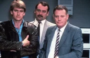 On left: Davis (John Diedrich) and on right Anderson (Alan Cassell).