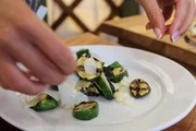 Gegrillte Zucchini mit Ziegenkäse und Honig