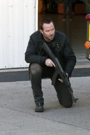 Während Weller (Sullivan Stapleton) Terroristen jagt, muss sich Jane die Frage stellen, ob sie ihrem Retter Oscar trauen kann und, ob das FBI-Team Freunde oder Feinde sind ...