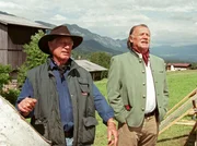 Bürgermeister Wegerer (Franz Buchrieser, rechts) und der Tierpsychologe Stefan Suttner (Siegfried Rauch) sind eigentlich Jugendfreunde, doch als Wegerer auf die schiefe Bahn gerät, trennen sich ihre Wege.