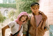 MDR Fernsehen CINDERELLA 80, "Cenerentola 80", am Sonntag (25.09.11) um 11:00 Uhr.
Ein modernes Märchen in Rom: Cindy (Bonnie Bianco), eine junge begabte Sängerin, aber malträtiert von der bösen Stiefmutter, trifft Mizio (Pierre Cosso), einen Musiker, der ein leibhaftiger Prinz ist. Doch das verrät er ihr erst einmal nicht.