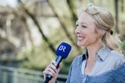 Moderatorin Julia Benkert.
