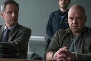 Rolf Torberg (Robert Gallinowski, r.) wird verhört, sein Anwalt Lutz Hagedorn (Matthias Bundschuh, l.) versucht ihm dabei bestmöglichen Beistand zu leisten.