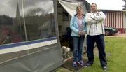 WDR Fernsehen DUELL DER DAUERCAMPER Teil 1, "Eine Servicezeit Reportage", am Donnerstag (28.08.14) um 18:20 Uhr.
In drei Folgen konkurieren Camper vom Niederrhein, der Eifel und dem Bergischen Land miteinander. Wer ist der netteste Nachbar, der beste Camper und wer gestaltet seine Parzelle am schönsten?
Camper aus dem Bergischen Land (Solingen): Petra und Ingo vor ihrem Wohnwagen an der Wupper.