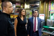 V.l.: Odafin 'Fin' Tutuola (Ice-T), Olivia Benson (Mariska Hargitay), Deputy Chief William Dodds (Peter Gallagher) ermitteln in einem Fall von Kindesverwahrlosung mit Todesfolge einer 9-Jährigen.