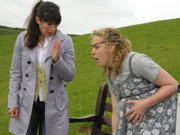 Als Louisa (Caroline Catz, l.) klar wird, dass Isobel (Amanda Abbington, r.) kurz vor der Entbindung steht, kann nur noch einer helfen: Doc Martin ...