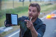 "Barbie" (Mike Vogel), der ebenfalls unter der Glaskuppel gefangen ist, versucht mit der Außenwelt zu kommunizieren ...