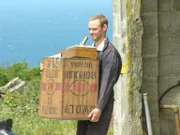 Während sich Al (Joe Absolom) ein paar Moneten bei Ruth dazuverdient, lässt sich sein schwer verschuldeter Vater mit einem Kredithai ein. Keine wirklich gute Idee ...