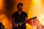 Gitarrist Marc Awounou begleitet Namika auf der Radltour-Bühne in Hollfeld.