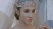 Prinzessin Fantaghirò (Alessandra Martines) weint um ihren geliebten Romualdo. Sie musste mit ansehen, wie er sich in Stein verwandelt hat.