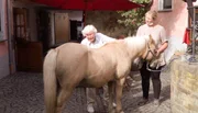 Seniorin Maria und Pony Keks, Bauernhof Pusch