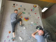 "pur+" - Moderator Eric Mayer versucht sich zum ersten mal im Bouldern. Für diese Art des Kletterns braucht es neben Kraft vor allem Technik und auch Köpfchen. Hat Eric genug von allem? Welchen Schwierigkeitsgrad wir er schaffen?