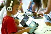 Forscher gehen der Frage nach, wie Kinder effektiv lernen können. Aufmerksamkeit und aktive Beteiligung sind dabei essenziell.
