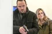 Kurt Weller (Sullivan Stapleton, l.); Patterson (Ashley Johnson, r.)