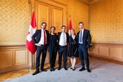 Feierliche Diplomübergabe im EDA im Bundeshaus: Jean-Babtiste Délèze, Samira Cicero, Jonas Belina, Cristina Verones und Alexander Schärer