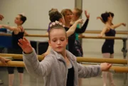 Lea, 11 Jahre, kurz vor ihrem ersten Auftritt in dem Ballett Coppélia.