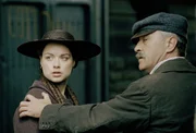 Margaret Hale (Daniella Denby-Ashe) und Williams (Tom Charnock)