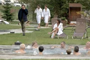 Rocco (Marco Giallini, li.) ermittelt unter den Gästen eines Wellness-Hotels.