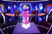 Noch steht er sicher: Der "Jenga"-Turm wird die beiden Teams, "Die unschlagbaren Vier" (l.) und die "Adlershofer Wölfe" (r.) ganz schön ins Schwitzen bringen.