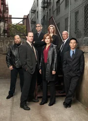 Im Uhrzeigersinn, v.l.: Odafin 'Fin' Tutuola (Ice-T), Detective Elliot Stabler (Christopher Meloni), Detective John Munch (Richard Belzer), Casey Novak (Diane Neal), Capt. Donald Cragen (Dann Florek), Dr. George Huang (B.D. Wong), Detective Olivia Benson (Mariska Hargitay)