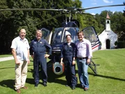 Das Hubschrauber-Team mit Rudi Neuwardt (links).