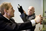 John (Steven Mackintosh, li.)