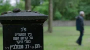 Max Volpert zu Besuch am Friedhof.