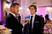 Jack Dalton (George Eads, l.) und  MacGyver (Lucas Till, r.)