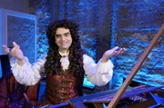 Stilecht im Kostüm lädt Rolando Villazón zu einem Barock-Special der "Stars von morgen".