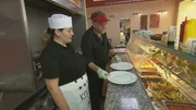 Zdravkos Schwägerin bekommt die klassischen Balkan-Gerichte beigebracht