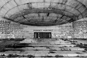 30 Jahre nach dem Mauerfall wird in den ehemaligen Ländern des Ostblocks die Erinnerung an den Kommunismus offiziell eher verdrängt. Die Künstler hingegen setzen sich mit dem sozialistischen Erbe auseinander ... (hier: Busludscha-Denkmal in Bulgarien)