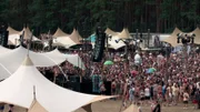 Ein Acker im Havelland. Seit 20 Jahren findet hier eines der bekanntesten und ältesten Technofestivals Deutschlands statt: Die Nation of Gondwana. Jedes Jahr im Juli fallen 8.000 Technobegeisterte in das Dorf ein, um drei Tage zu feiern und zu tanzen. Der Film zeigt, wie das Dorf Grünefeld mitfeiert, warum der Kirchenchor  zur Eröffnung singt und begleitet Dorfbewohner und Festivalmacher. Foto: Festival Nation of Gondwana.