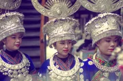 Chinesische Frauen mit traditionellen Kopfbedeckungen und Schmuck aus Silber: Diese prächtigen Accessoires waren auf der ganzen Welt begehrt.