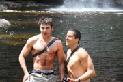 Zac Efron (l.), Bear Grylls