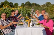 Jessica Schönfeld (Mitte links) stößt mit ihren Mitgärtnern an. v.li.n.re.: Jürgen Mees, Jessica Schönfeld, Jürgen Süß-Leonhardt, Irmgard Feuerbach, Walter Krögner und Jutta Braun.