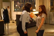 Lindsay (Kether Donohue, l.); Gretchen (Aya Cash, r.)