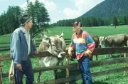 Pankraz (Walther Reyer, r.) bekommt arge Kniebeschwerden, die ihn immer mehr in seiner Bewegungsfähigkeit einschränken. Doch halsstarrig weigert er sich etwas dagegen zu unternehmen, auch Berger (Michael Rastl, l.) kann ihn nicht überzeugen. Über Nacht schließt er seine Tierarztpraxis und verfällt daheim immer mehr der Depression. Erst als in Sonnenstein die Tollwut ausbricht, wird Pankraz aus seiner Lethargie gerissen.