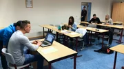 Ron hackt auf der Suche nach Lösungen für die aktuelle Klassenarbeit Sabrinas Computer, auf dem er erotische Fotos seiner Lehrerin findet. Ron kennt keine Skrupel, will Sabrina mit den Bildern, die er sich vom Rechner runterzieht, erpressen.