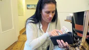 Aus Verzweiflung und Wut klaut Corinna Geld...