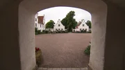 In der südlichsten Provinz Schwedens, in Skåne, liegt auf einer Landzunge des Ringsjön eine alte Klosteranlage. Als „Ringsjöns pärla“, als „Perle des Ringsees“ ist das Bosjökloster im Volksmund bekannt. Und das aus gutem Grund, denn Gebäude und umliegende Gärten verströmen einen einzigartigen Charme.