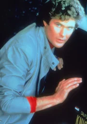Michael (David Hasselhoff) gerät in Gefahr, als ein geistesgestörter Professor versucht, K.I.T.T. in seine Gewalt zu bringen. Doch so schnell gibt Michael nicht auf...