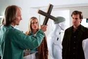 Dr. Jahn (Eisi Gulp, l.) findet mit seinen eigenen Methoden heraus, wie groß der oder die Täter in den Mordfällen in der Murnauer Kirche waren. Rebecca (Lilian Klebow, M.) und Mark (Siegfried Terpoorten, r.) ermitteln mit neuen Fakten weiter ...