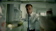 Jacques Peretti blickt in den Kühlschrank