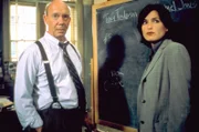 Captain Donald Cragen (Dann Florek) und Detective Olivia Benson (Mariska Hargitay) sind empört über die gleichgültige Haltung ihrer Kollegen am Tatort. Sie glauben nicht an einen Mord durch einen durchgedrehten Freier.