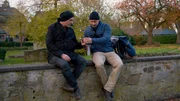 Torsten Sträter und Marco Schreyl (r) machen eine Mittagspause in Westerholt.