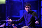 Elias Grandy dirigiert die "Junge Sinfonie Berlin".