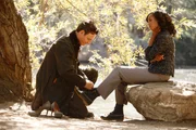 Olivia (Kerry Washington) und Präsident Grant (Tony Goldwin) wollen bei einem Spaziergang das Vorgehen in der Sudan-Affäre besprechen.
