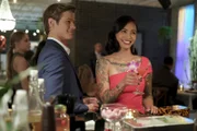 Angus MacGyver (Lucas Till, l.); Desi Nguyen (Levy Tran, r.)