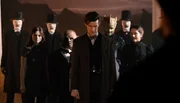 v.l.n.r. Whispermen, Clara (Jenna-Louise Coleman), Strax (Dan Starkey), der Doctor (Matt Smith), Madame Vastra (Neve McIntosh) und Jenny (Catrin Stewart).